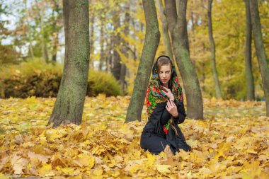 Genç güzel esmer kadın sonbahar park açık havada poz
