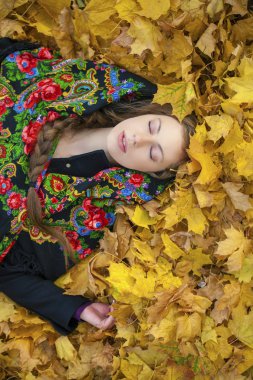 Genç güzel esmer kadın sonbahar park açık havada poz