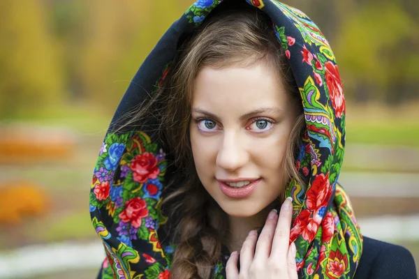 Young beautiful brunette woman posing outdoors in autumn park — Stock Photo, Image