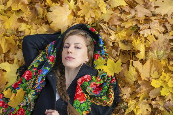 Junge schöne brünette Frau posiert draußen im Herbst Park — Stockfoto