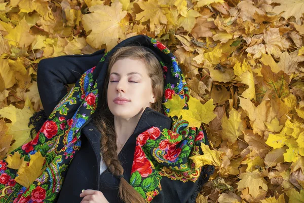 Jovem bela mulher morena posando ao ar livre no parque de outono — Fotografia de Stock