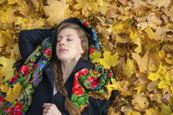 Krásná brunetka mladá pózuje venku v podzimním parku — Stock fotografie