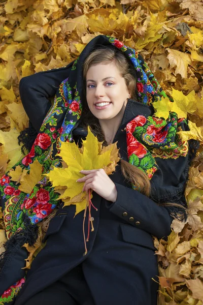 Krásná brunetka mladá pózuje venku v podzimním parku — Stock fotografie