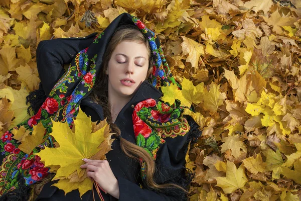 Krásná brunetka mladá pózuje venku v podzimním parku — Stock fotografie