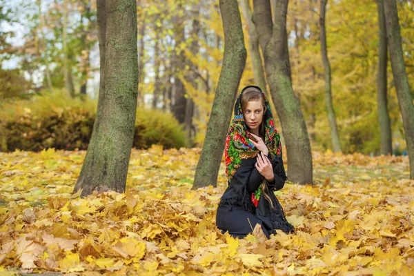 Jeune belle femme brune posant en plein air dans le parc d'automne — Photo