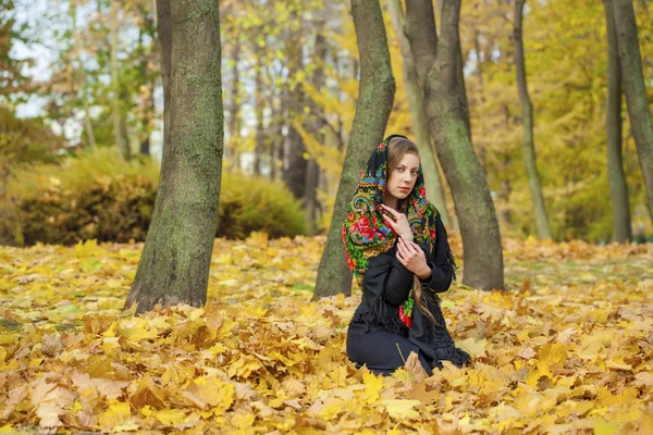 Krásná brunetka mladá pózuje venku v podzimním parku — Stock fotografie