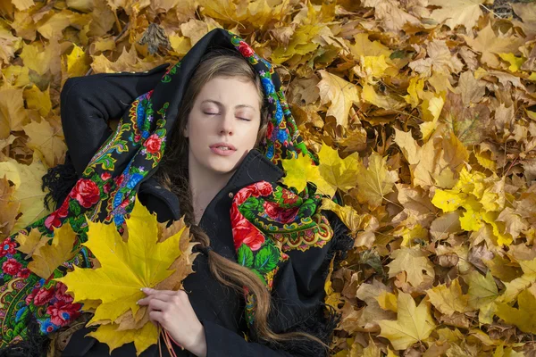 Junge schöne brünette Frau posiert draußen im Herbst Park — Stockfoto