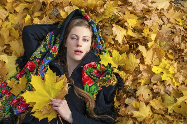 Jovem bela mulher morena posando ao ar livre no parque de outono — Fotografia de Stock
