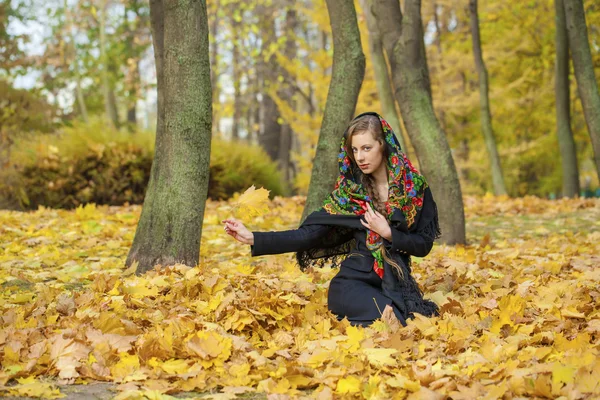 Молодая красивая брюнетка позирует на открытом воздухе в осеннем парке — стоковое фото