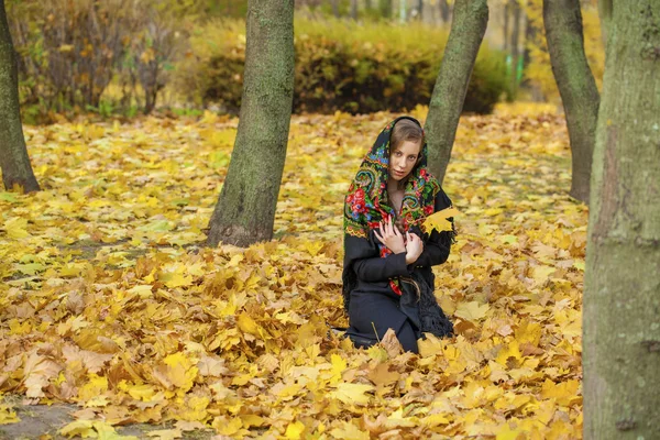 Giovane bella donna bruna in posa all'aperto nel parco autunnale — Foto Stock