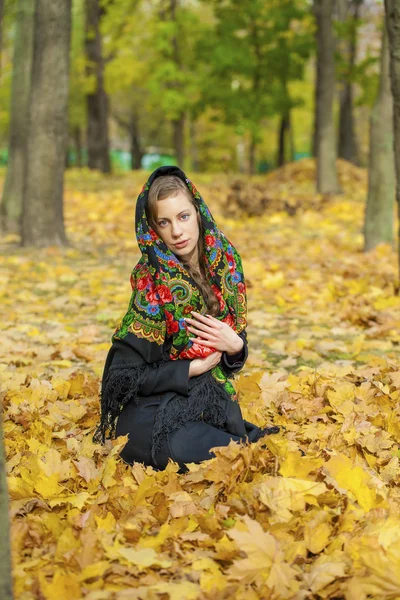 Krásná brunetka mladá pózuje venku v podzimním parku — Stock fotografie