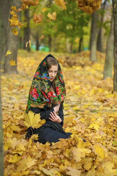 Joven hermosa morena posando al aire libre en el parque de otoño — Foto de Stock