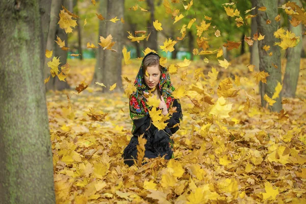 Young beautiful brunette woman posing outdoors in autumn park — Stock Photo, Image