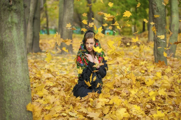 Krásná brunetka mladá pózuje venku v podzimním parku — Stock fotografie