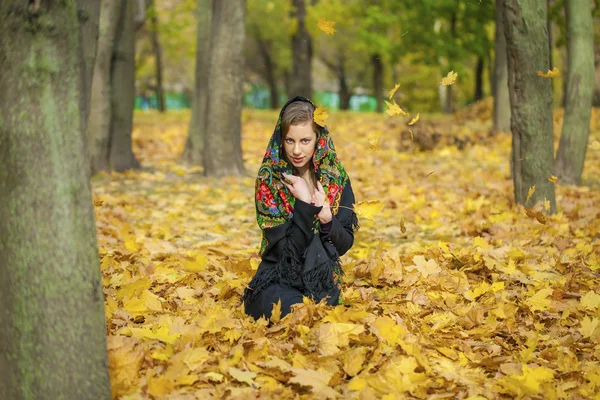 Ung vacker brunett kvinna poserar utomhus i höst park — Stockfoto