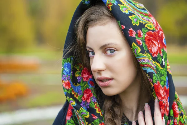 Young beautiful brunette woman posing outdoors in autumn park — Stock Photo, Image