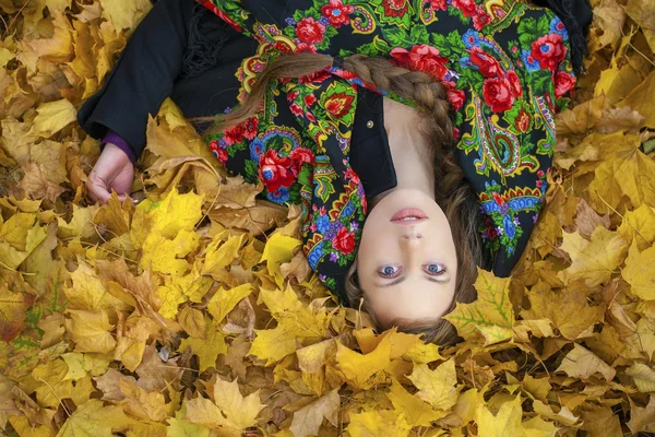 Krásná brunetka mladá pózuje venku v podzimním parku — Stock fotografie