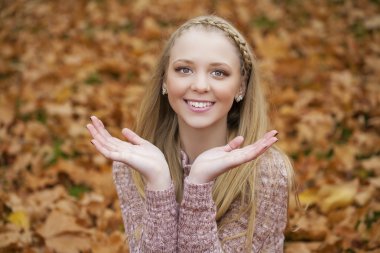 Portre yakın çekim genç güzel sarışın kız