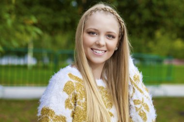 Portre yakın çekim genç güzel sarışın kız