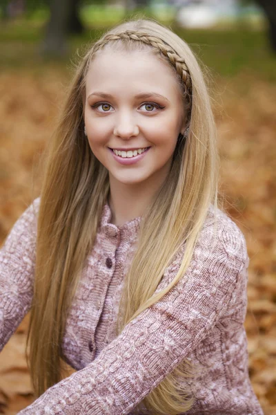 Portrait close up of young beautiful blonde girl — Stock Photo, Image