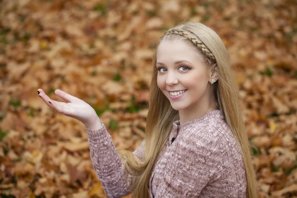 Retrato de cerca de la joven hermosa chica rubia — Foto de Stock