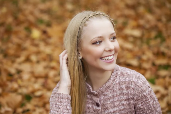 Retrato de cerca de la joven hermosa chica rubia — Foto de Stock