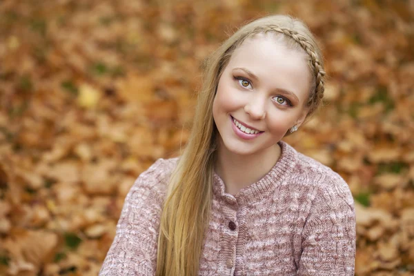 Portrét detailní záběr mladá krásná blondýnka — Stock fotografie