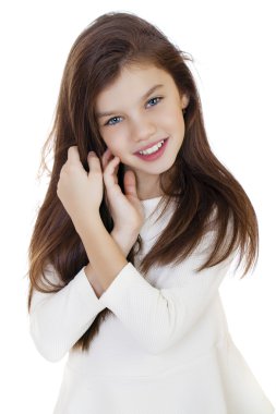 Sevimli küçük bir kız kameraya gülümseyen portresi