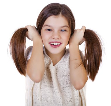 Sevimli küçük bir kız kameraya gülümseyen portresi