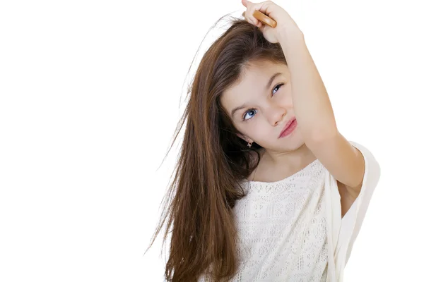 Hair care konceptet med porträtt av flicka borsta henne oregerliga, tan — Stockfoto