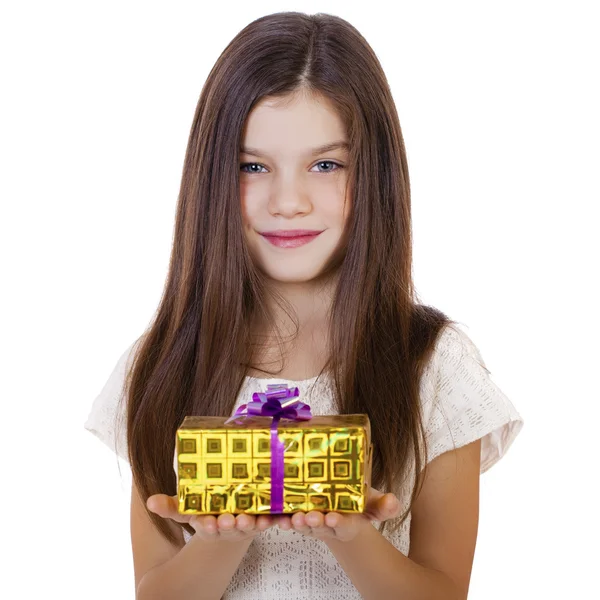 Feliz niña sonriente sosteniendo y ofreciendo un regalo para Cristo — Foto de Stock