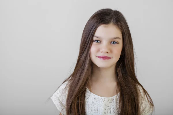 Retrato de una encantadora niña morena —  Fotos de Stock