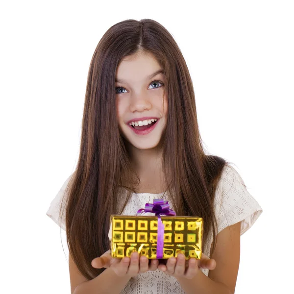 Glücklich lächelndes kleines Mädchen, das ein Geschenk für Christus hält und anbietet — Stockfoto