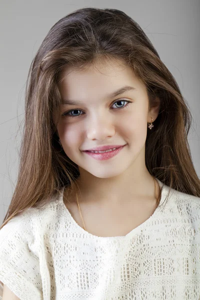 Ritratto di una graziosa bambina bruna — Foto Stock