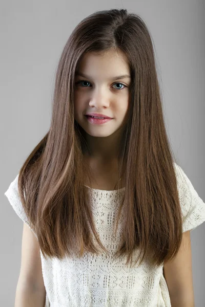 Retrato de una encantadora niña morena — Foto de Stock