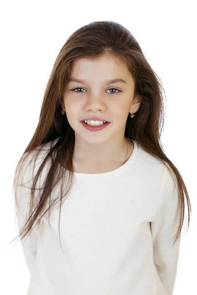 Porträtt av en charmig liten flicka ler mot kameran — Stockfoto