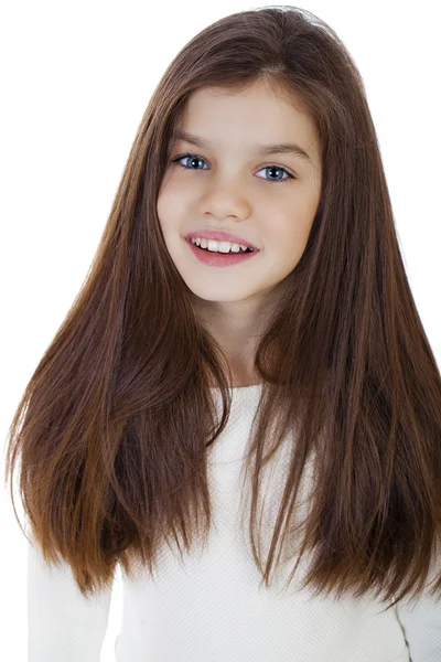 Портрет очаровательной маленькой девочки, улыбающейся в камеру — стоковое фото