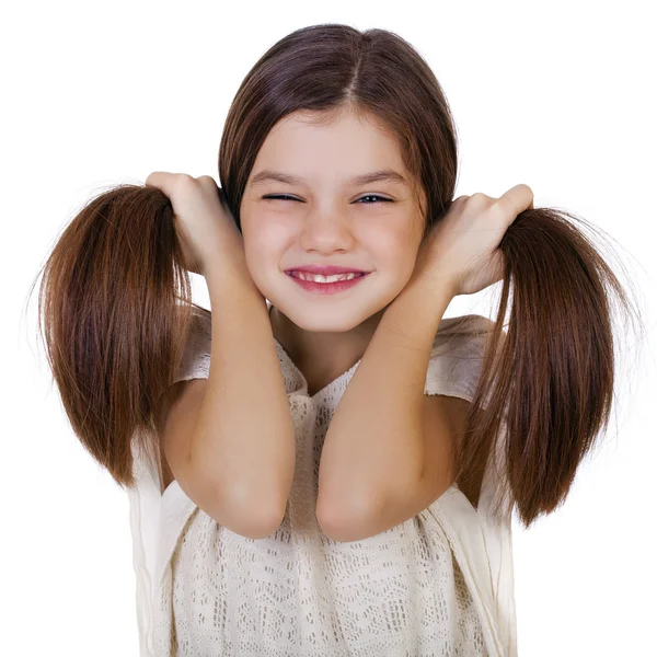 Portrét okouzlující malé holčičky se usmívá na kameru — Stock fotografie