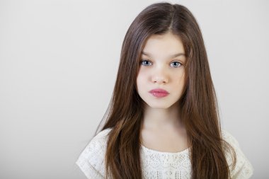 Büyüleyici bir esmer kız portresi