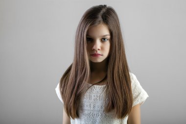 Büyüleyici bir esmer kız portresi