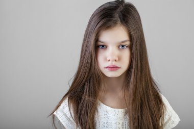 Büyüleyici bir esmer kız portresi