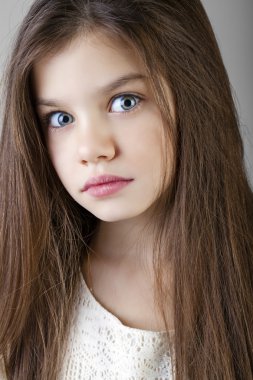 Büyüleyici bir esmer kız portresi