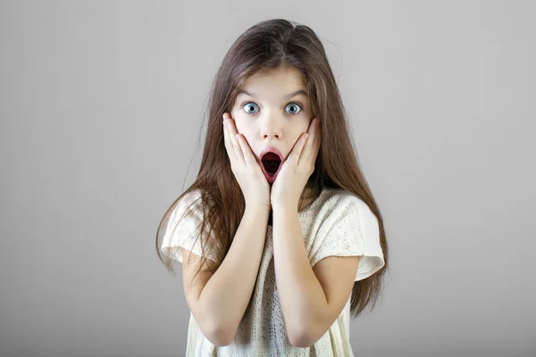 Retrato de una encantadora niña morena — Foto de Stock