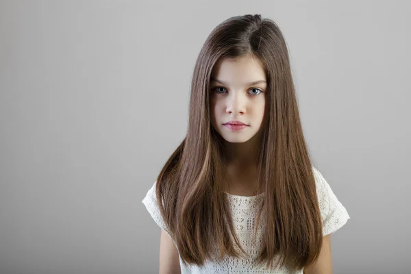 Retrato de una encantadora niña morena —  Fotos de Stock