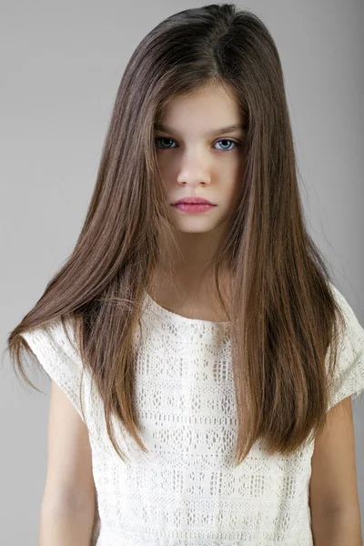 Retrato de una encantadora niña morena —  Fotos de Stock