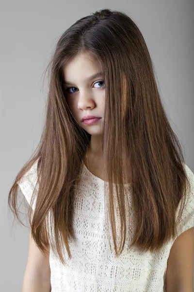 매력적인 갈색 머리 소녀의 초상화 — 스톡 사진