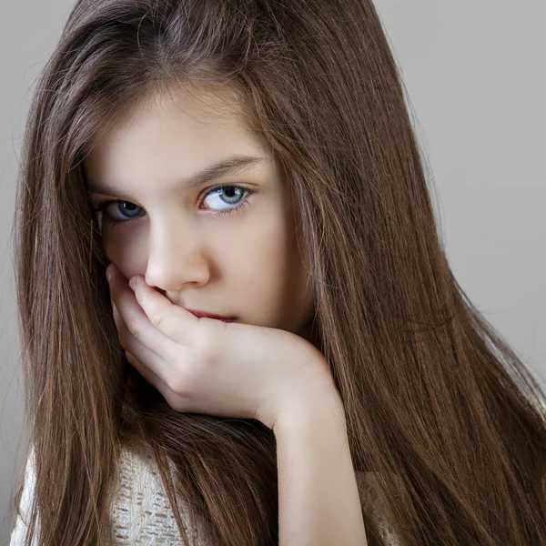 Portret uroczy brunetka dziewczynka — Zdjęcie stockowe