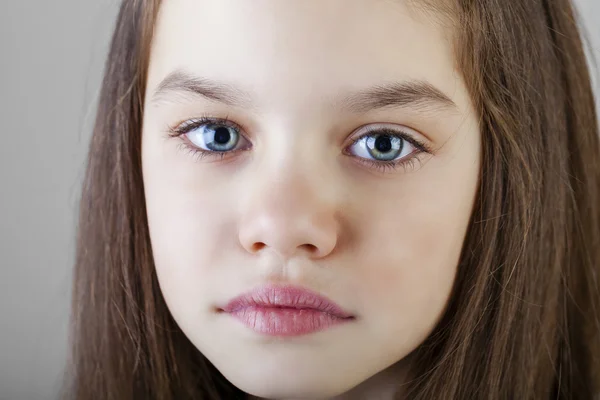 Retrato de una encantadora niña morena — Foto de Stock