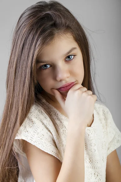 Retrato de una encantadora niña morena — Foto de Stock