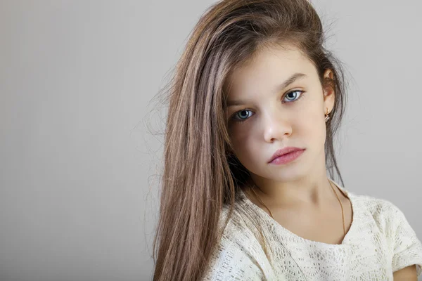 Retrato de una encantadora niña morena —  Fotos de Stock